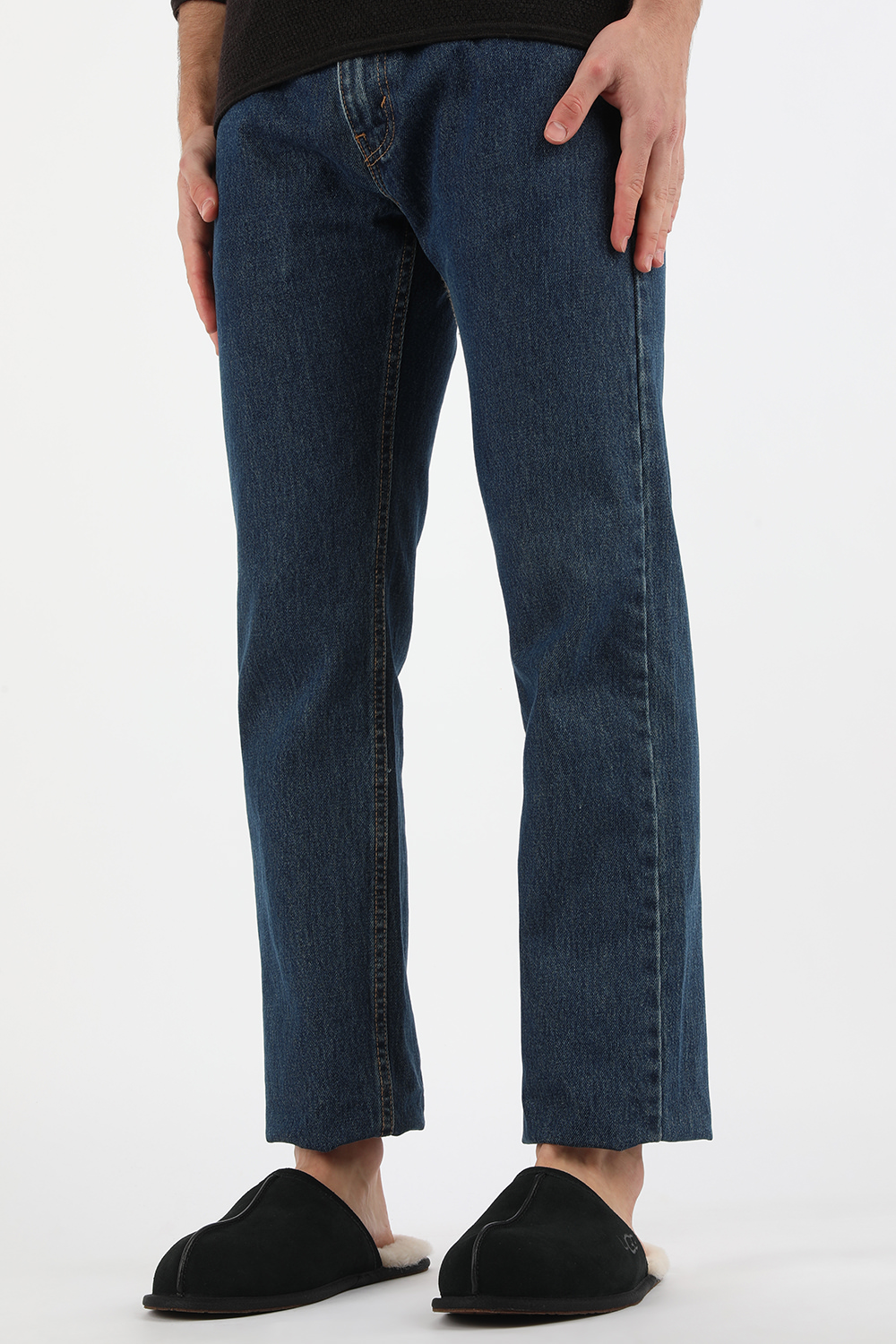 תמונת כל הלוק של נעלי בית מעור בגוון שחור